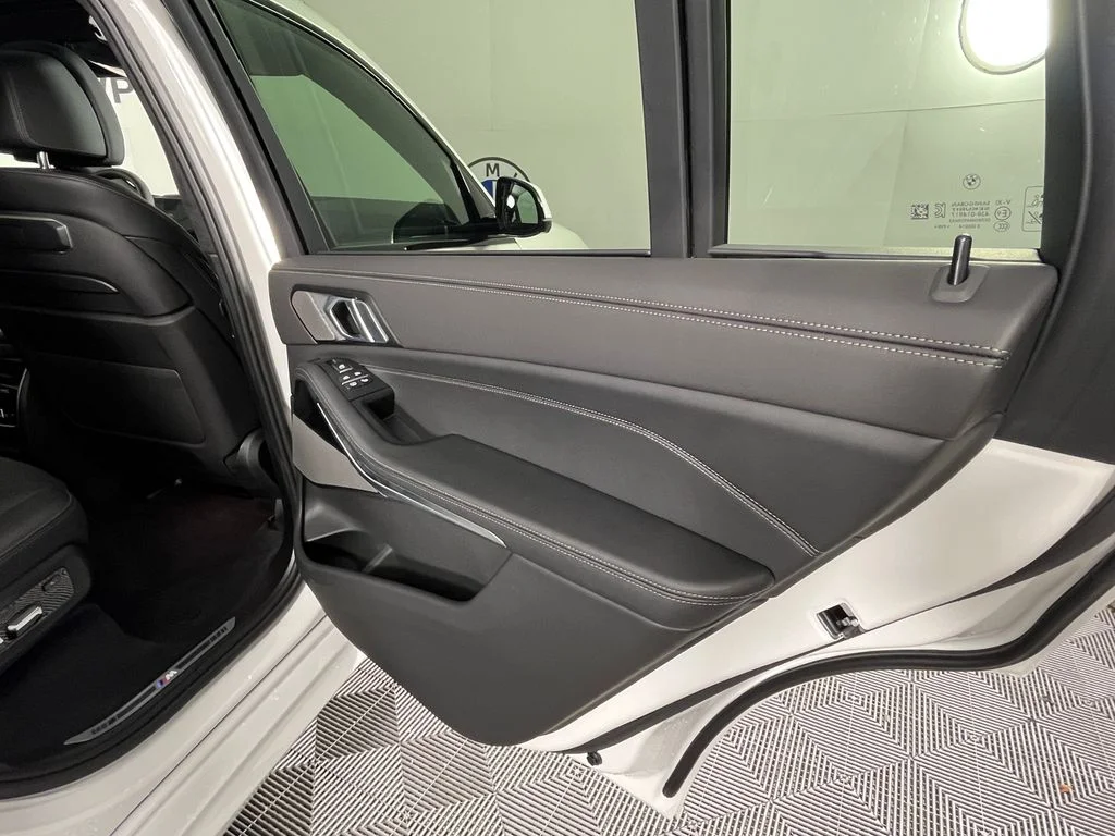 Used 2027 White Metallic BMW xDrive40i image 28