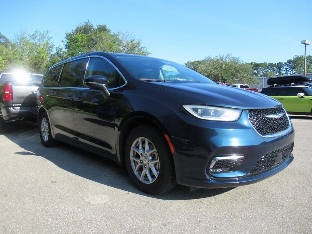 2023 Chrysler Pacifica Touring L's photo
