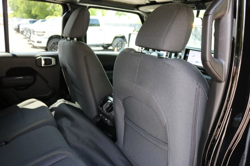 Used 2024  Jeep Sport image 17