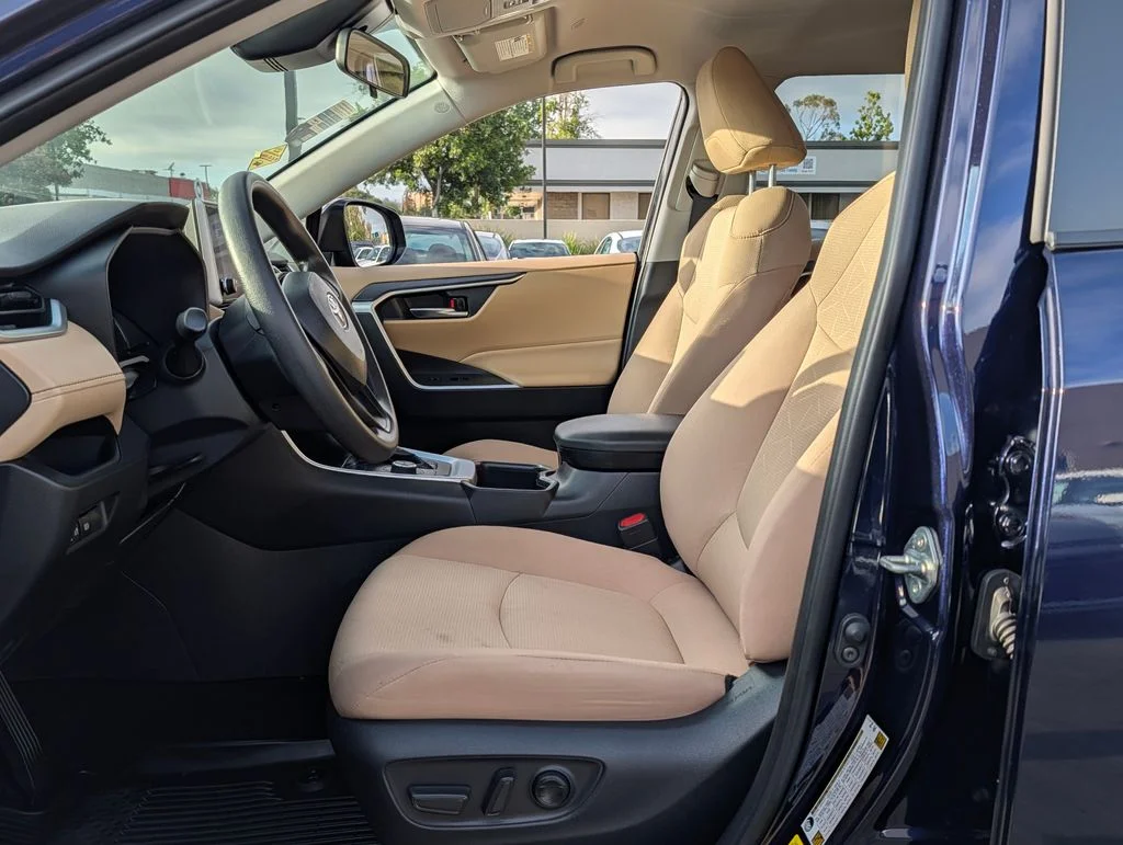 2025 Toyota RAV4 XLE - Photo 11