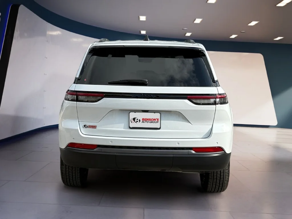 New 2027 White/off-white Jeep Laredo Altitude image 4