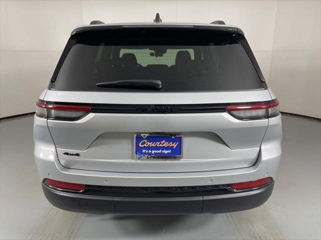 New 2025 Silver Zynith Exterior Paint Jeep Altitude X image 7