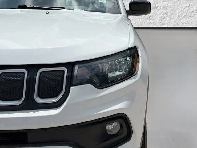 Used 2022 Bright White Clearcoat Jeep Latitude image 9