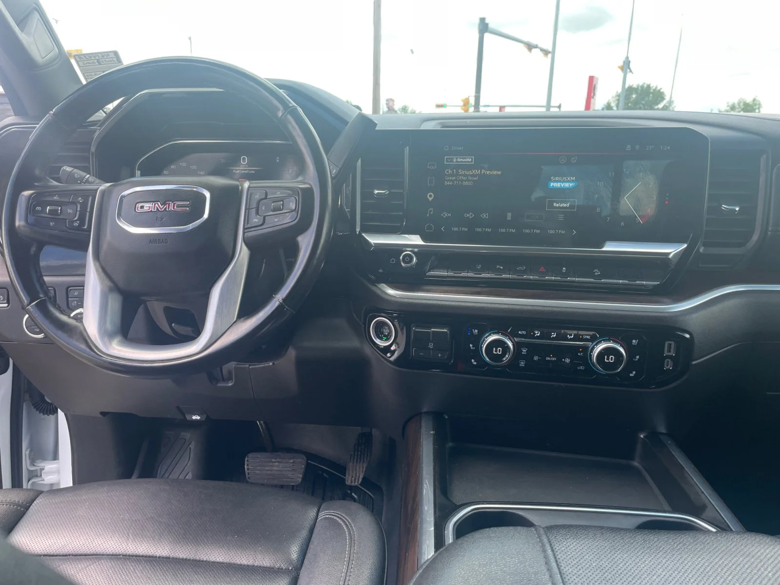 Used 2025 White GMC SLT Crew Leather 5th Wheel Prep Package image 20