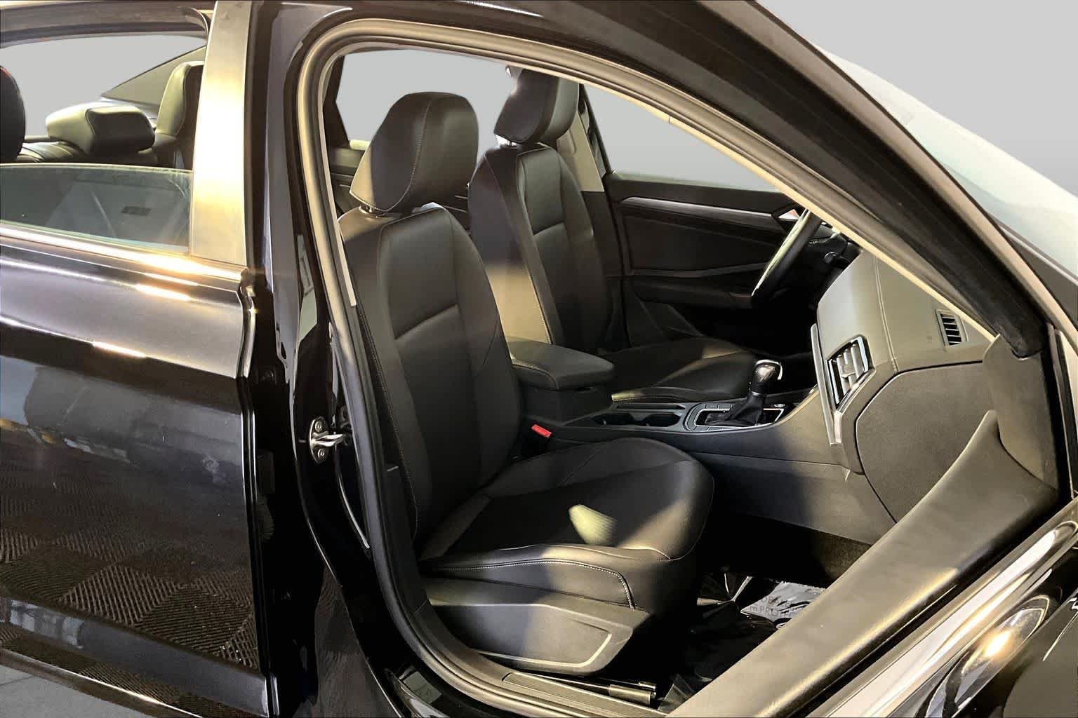 Used 2019 Deep Black Pearl Volkswagen SEL image 8