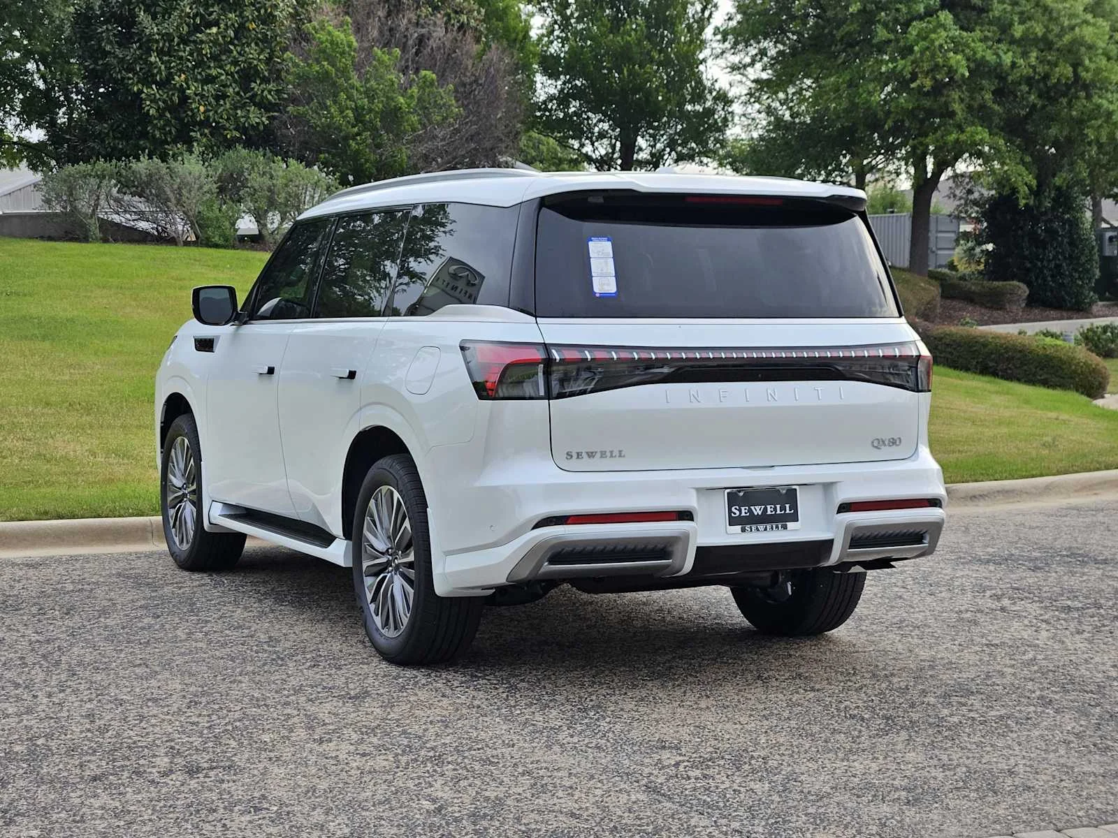 New 2026 RADIANT WHITE INFINITI Luxe 2WD image 3