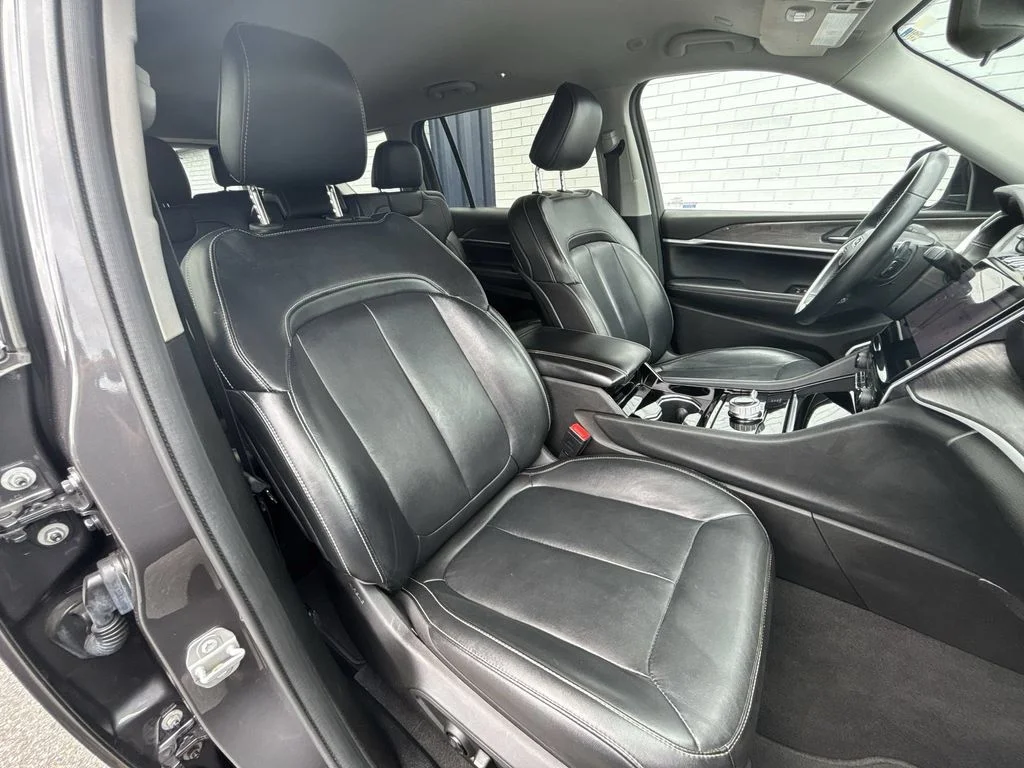 Used 2021 Gray Jeep Limited image 27