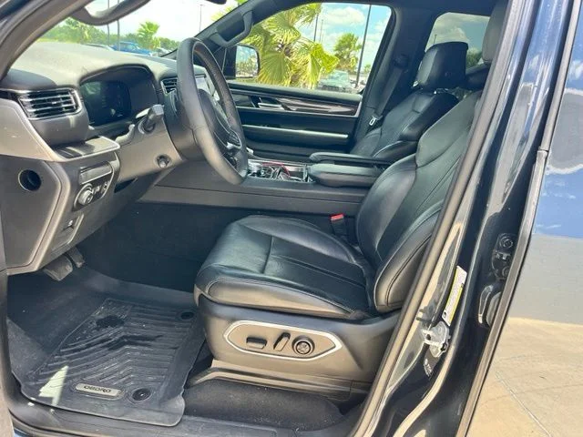 Used 2023  Jeep Base image 10