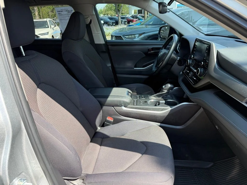 2022 Toyota Highlander LE - Photo 17