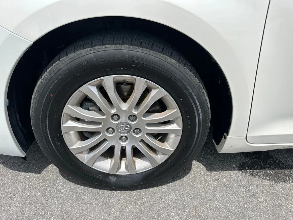 Used 2017 White Toyota XLE image 11