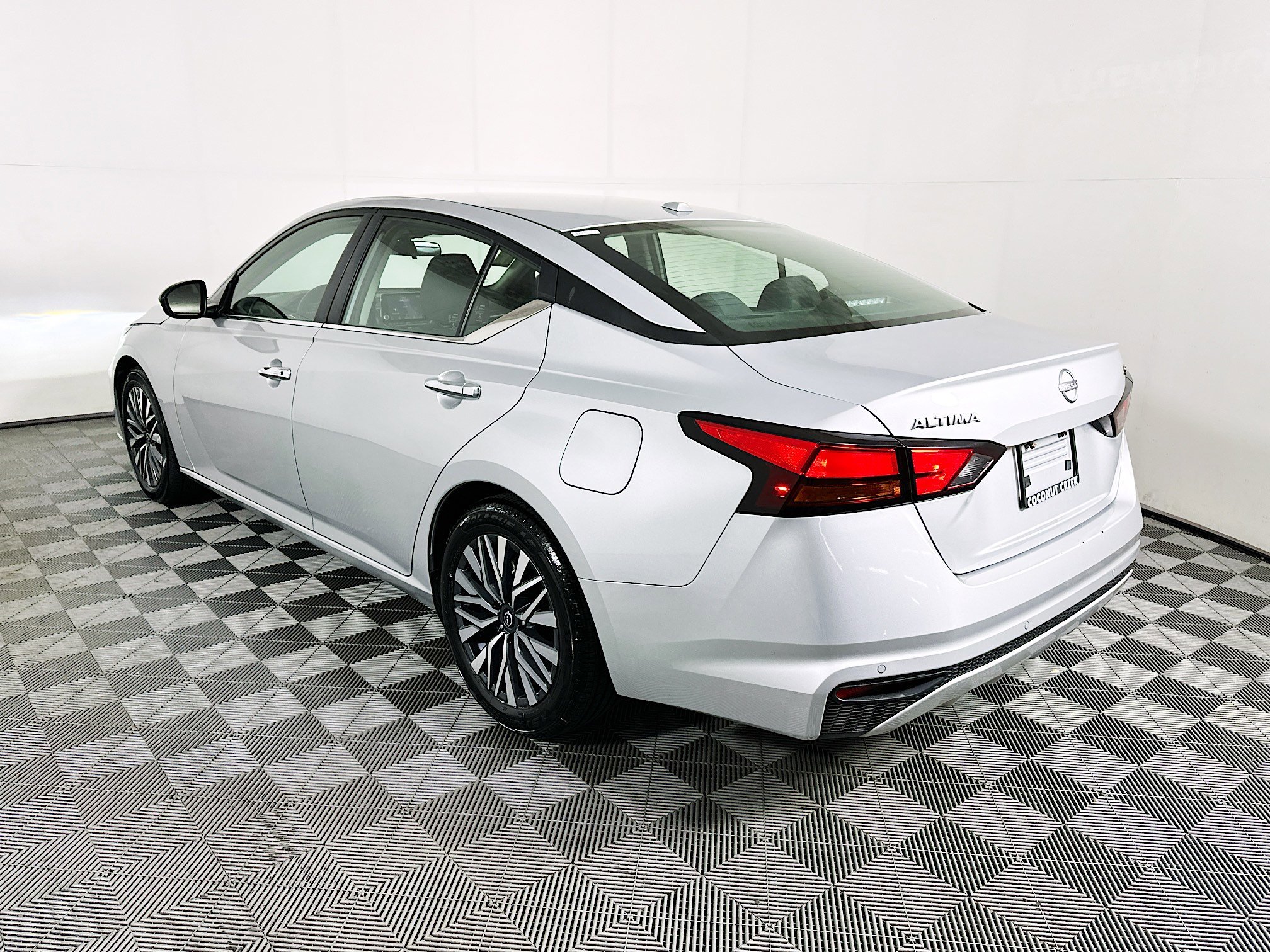 Used 2024 Brilliant Silver Metallic Nissan 2.5 SV image 5