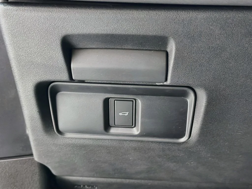 New 2026 Tribeca Blue Land Rover S image 10