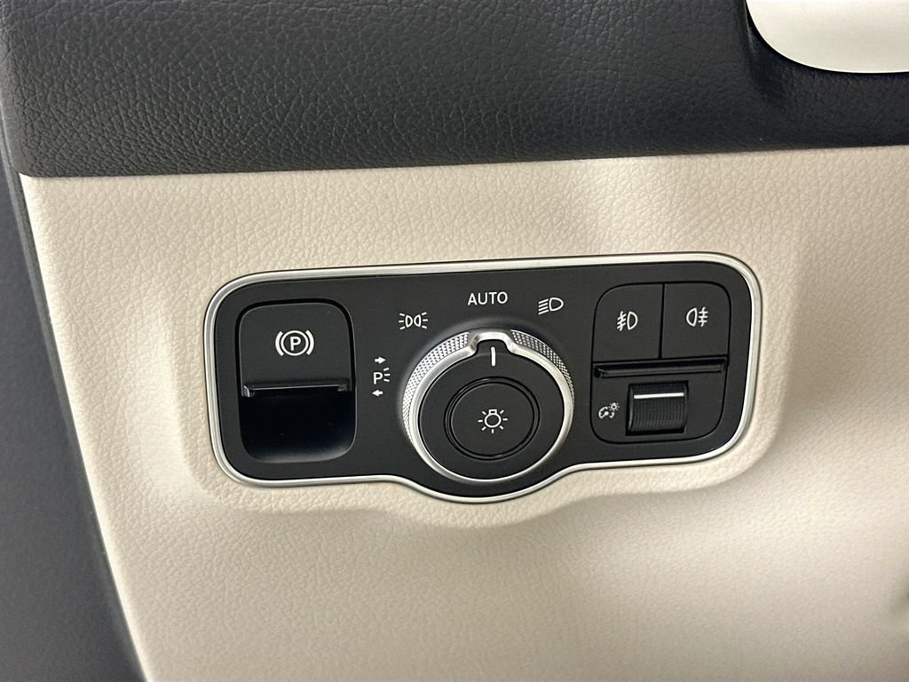 New 2026 Polar White Mercedes-Benz GLB 250 image 42