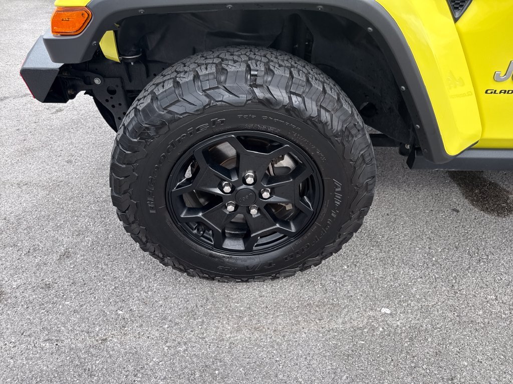Used 2023 Yellow Jeep Overland image 10