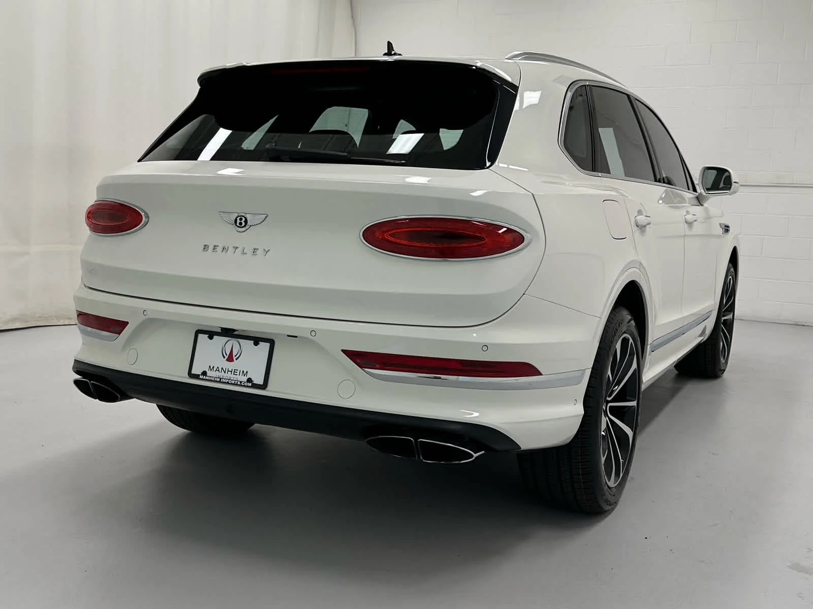 Used 2023 Glacier White Bentley V8 image 6