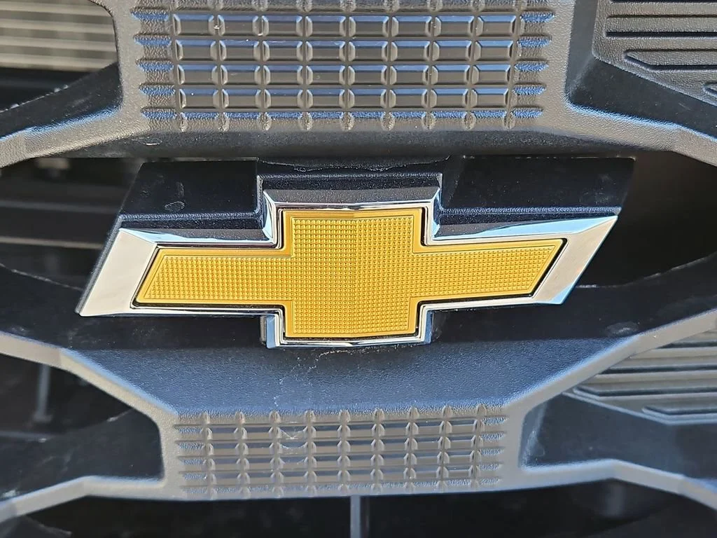 New 2026 Summit White Chevrolet WT image 27