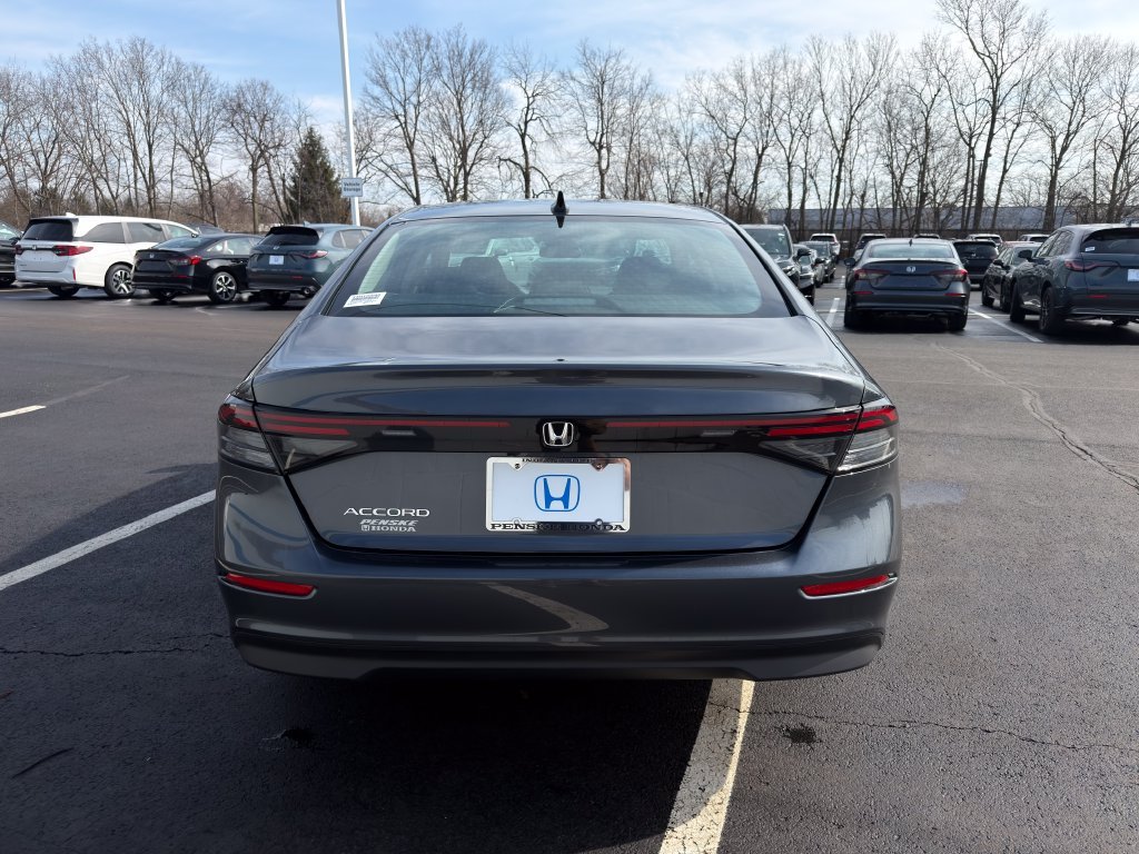 New 2026 Meteorite Gray Metallic Honda SE image 4
