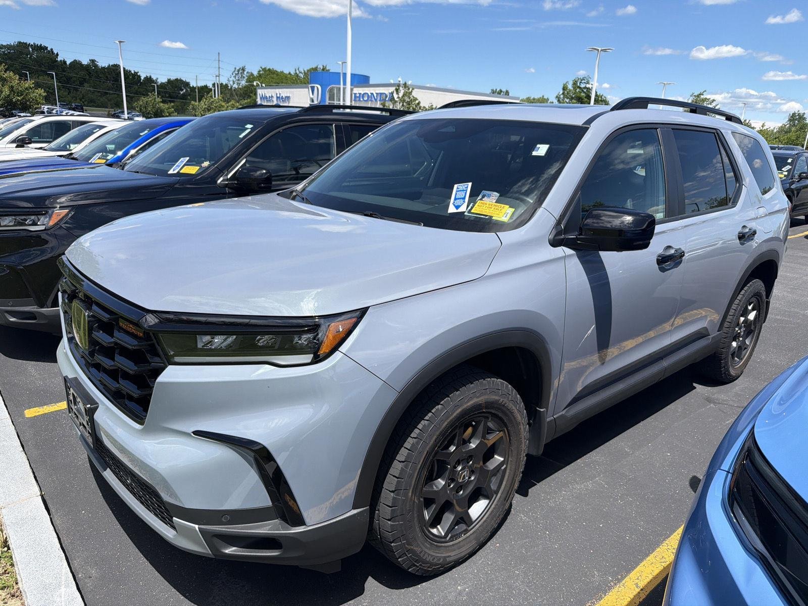 Used 2025 Sonic Gray Pearl Honda TrailSport image 2
