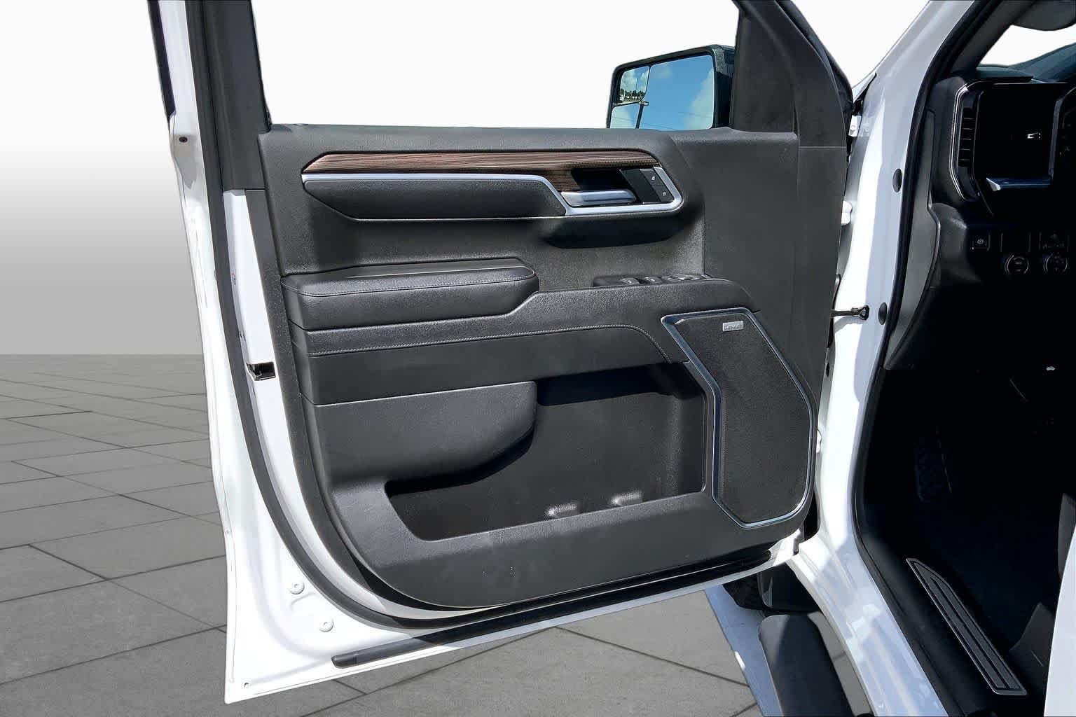 Used 2022 Summit White Chevrolet RST image 21