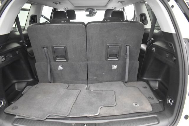 Used 2023 White/off-white Jeep Limited image 12
