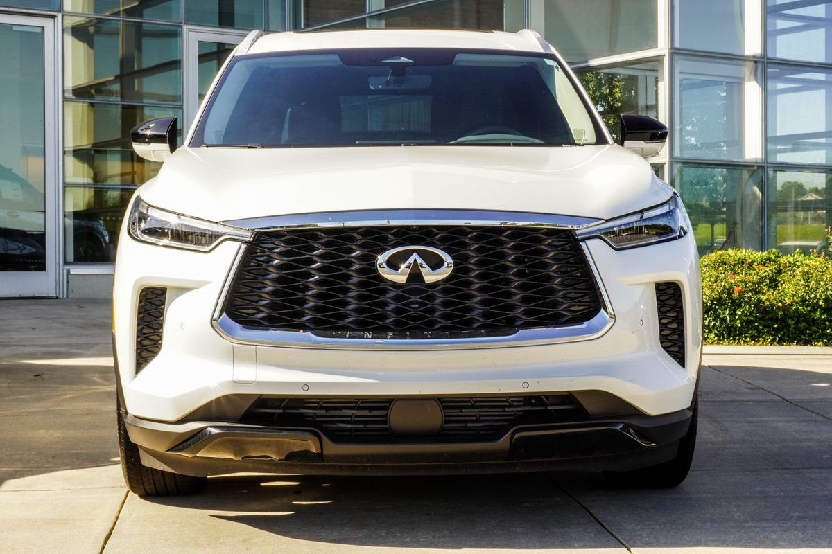 Used 2025 White INFINITI LUXE image 7