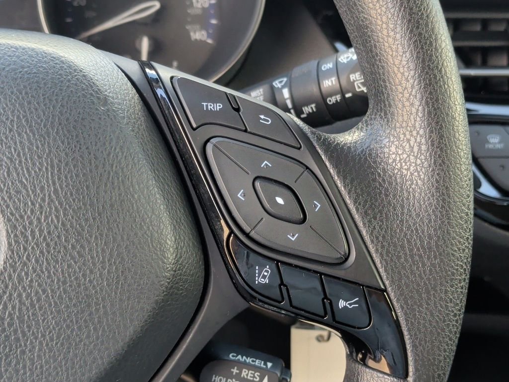 Used 2020 White Toyota LE image 19
