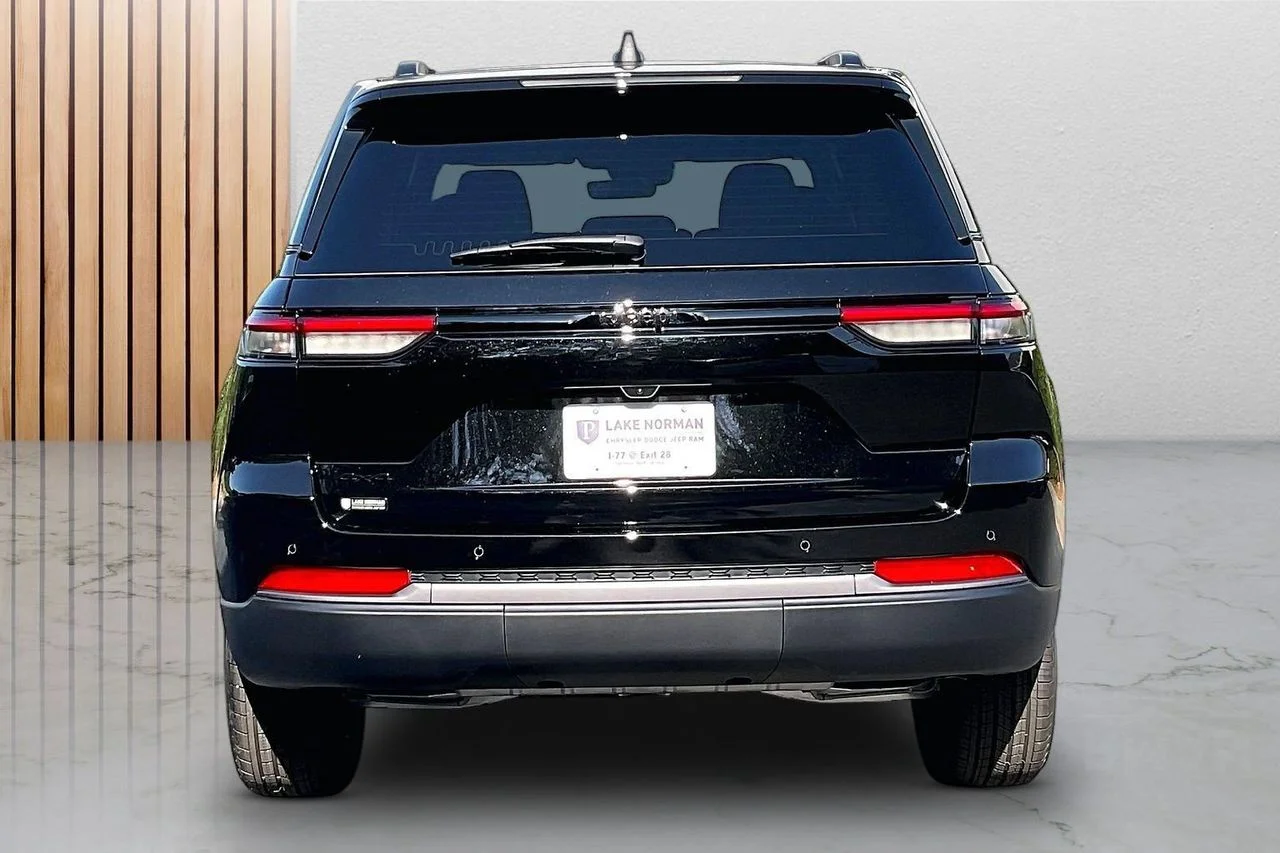 New 2026 Diamond Black Crystal Pearlcoat Jeep Altitude image 7