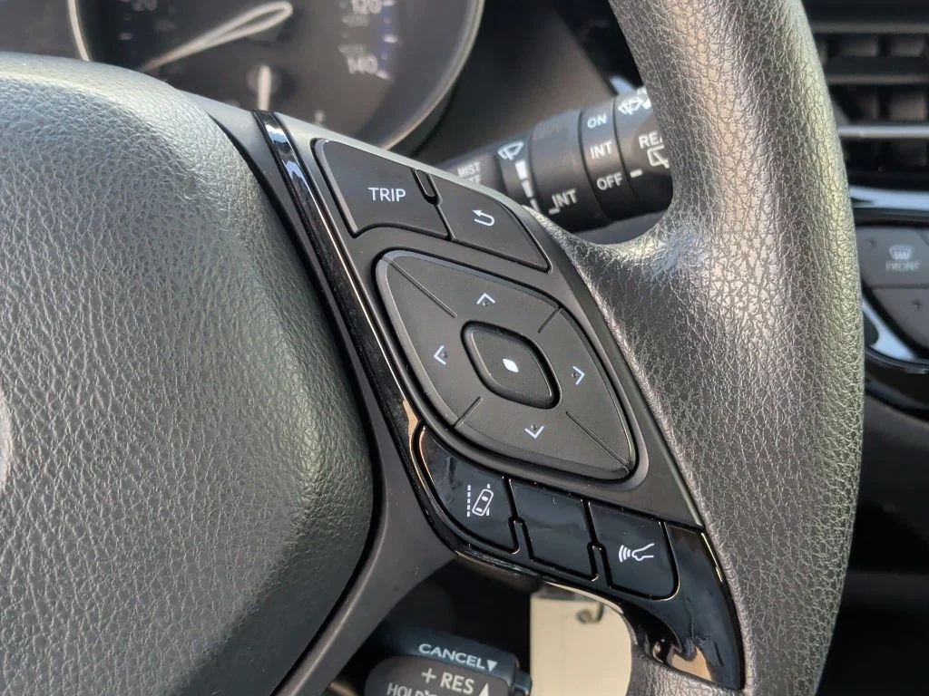 Used 2020 White Toyota LE image 19