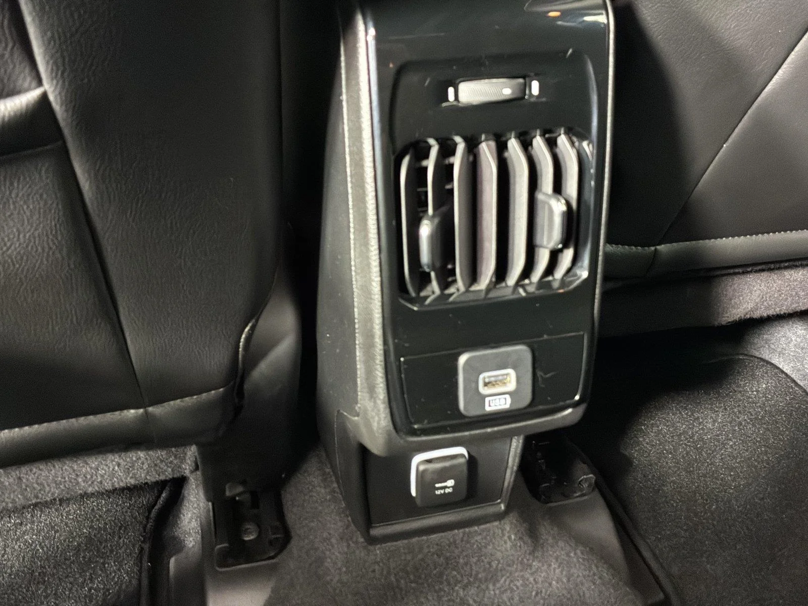 Used 2023 Diamond Black Crystal Pearlcoat Jeep Limited image 18