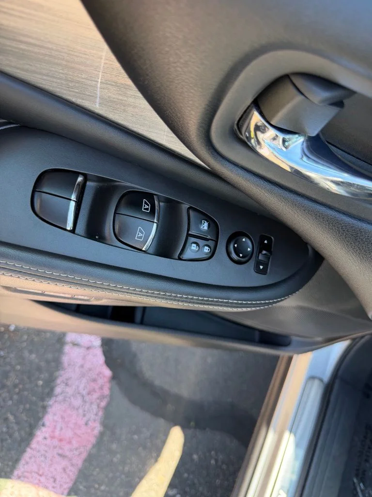 Used 2015 Silver Nissan SL image 12