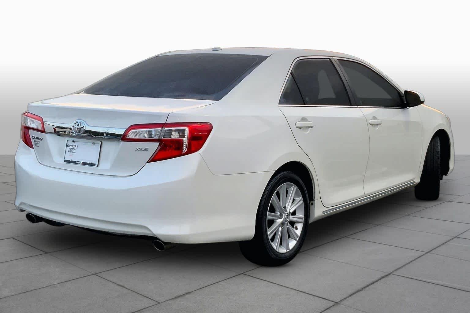 Used 2014 Blizzard Pearl Toyota XLE image 12