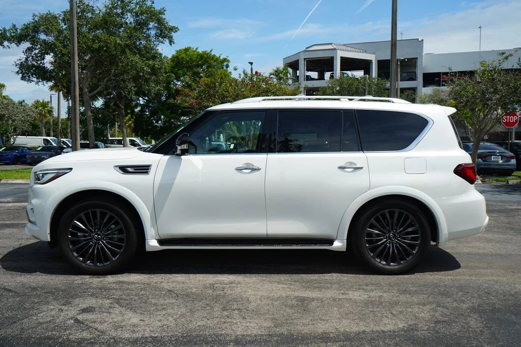 Used 2024 White INFINITI Sensory image 8