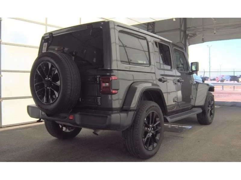 Used 2025 Granite Crystal Clearcoat Metallic Jeep Sahara image 3