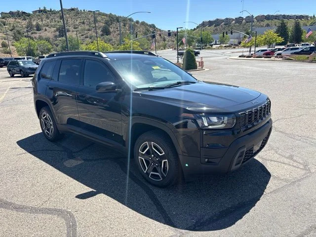 New 2026 Diamond Black Crystal Pearl-Coat Exterior Paint Jeep Laredo image 4