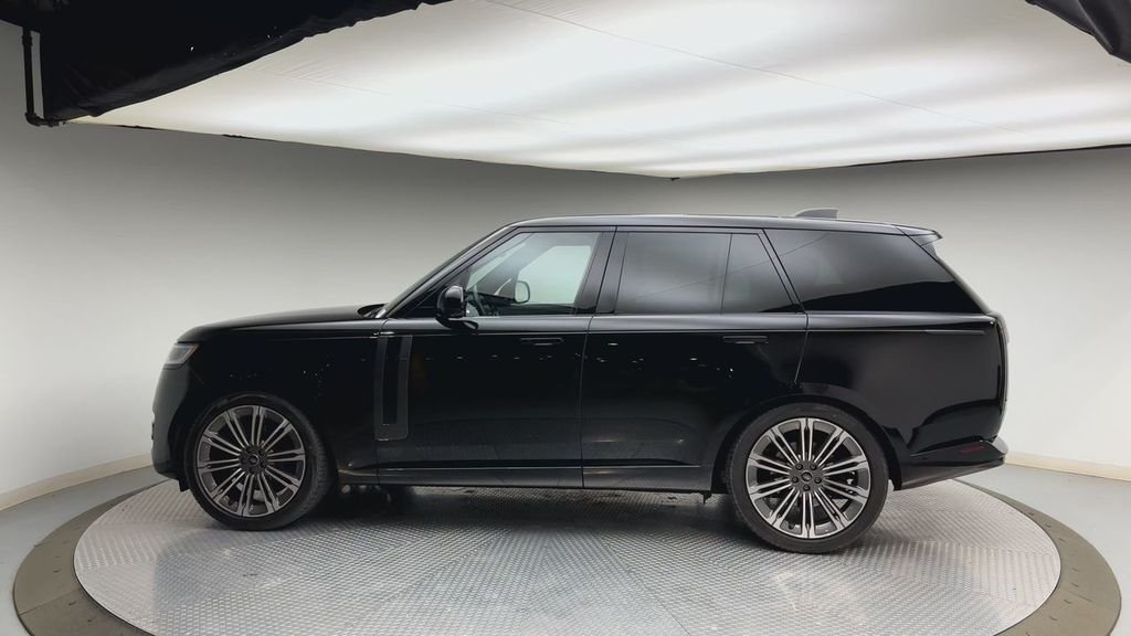 Used 2024 Santorini Black Metallic Land Rover SE image 5