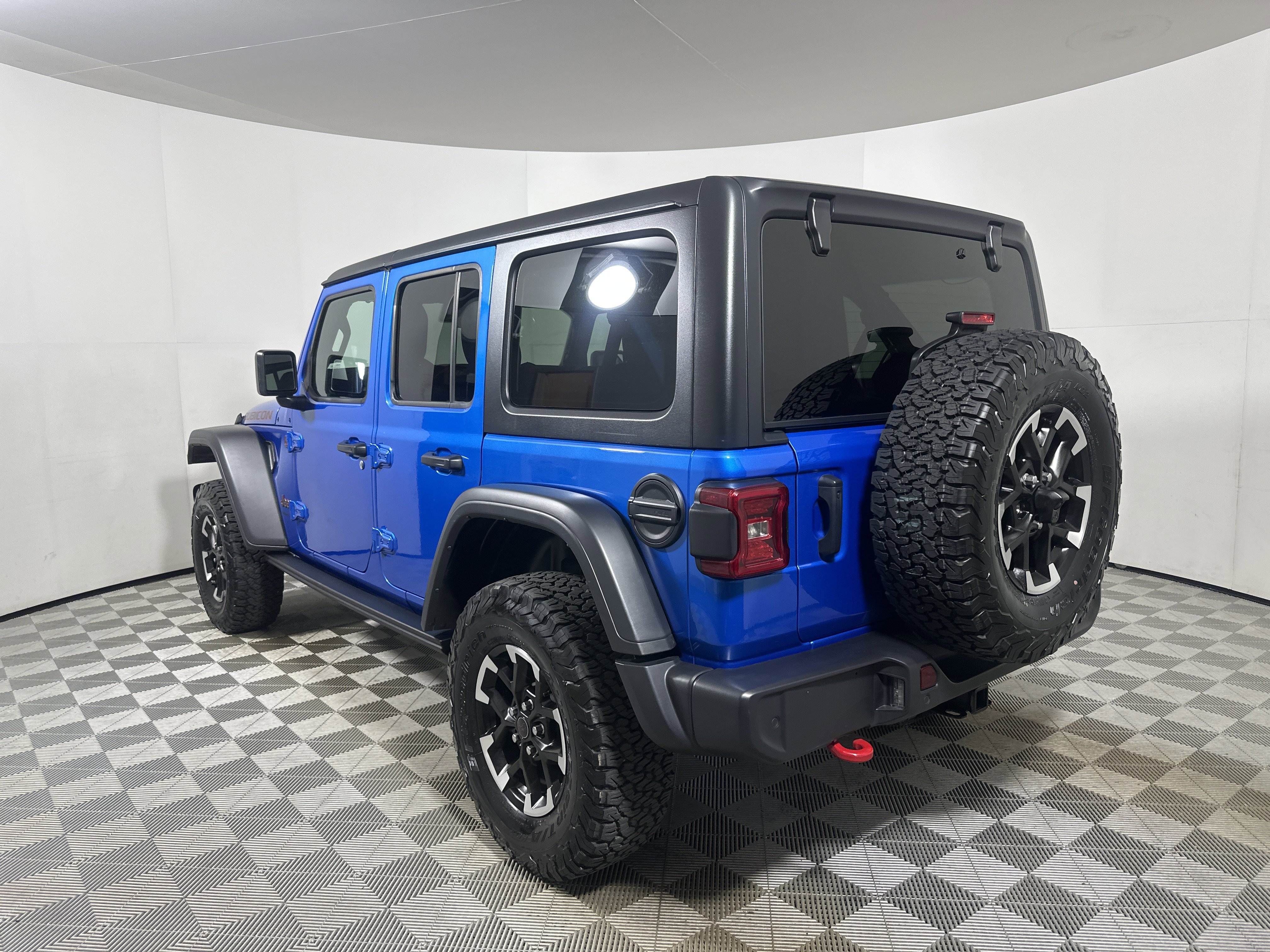 Used 2025 Hydro Blue Pearlcoat Jeep Rubicon image 5