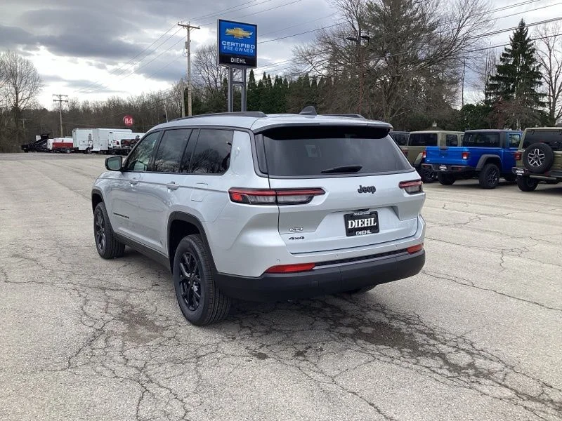 New 2026 Silver Zynith Exterior Paint Jeep Altitude image 5
