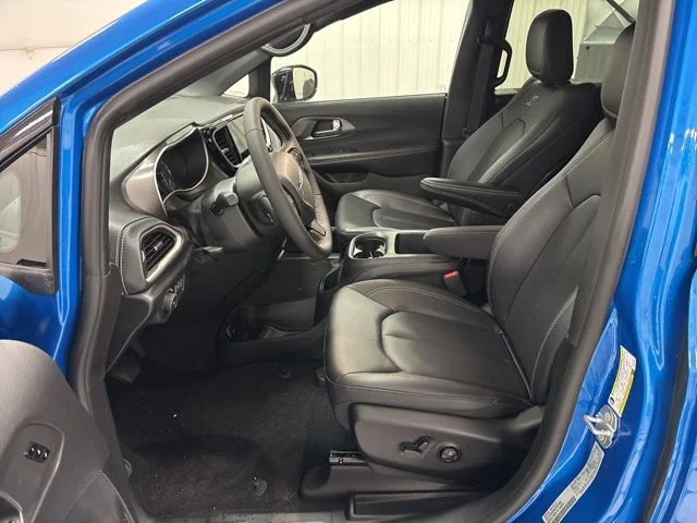 New 2026 Hydro Blue Pearl-Coat Exterior Paint Chrysler Select image 6