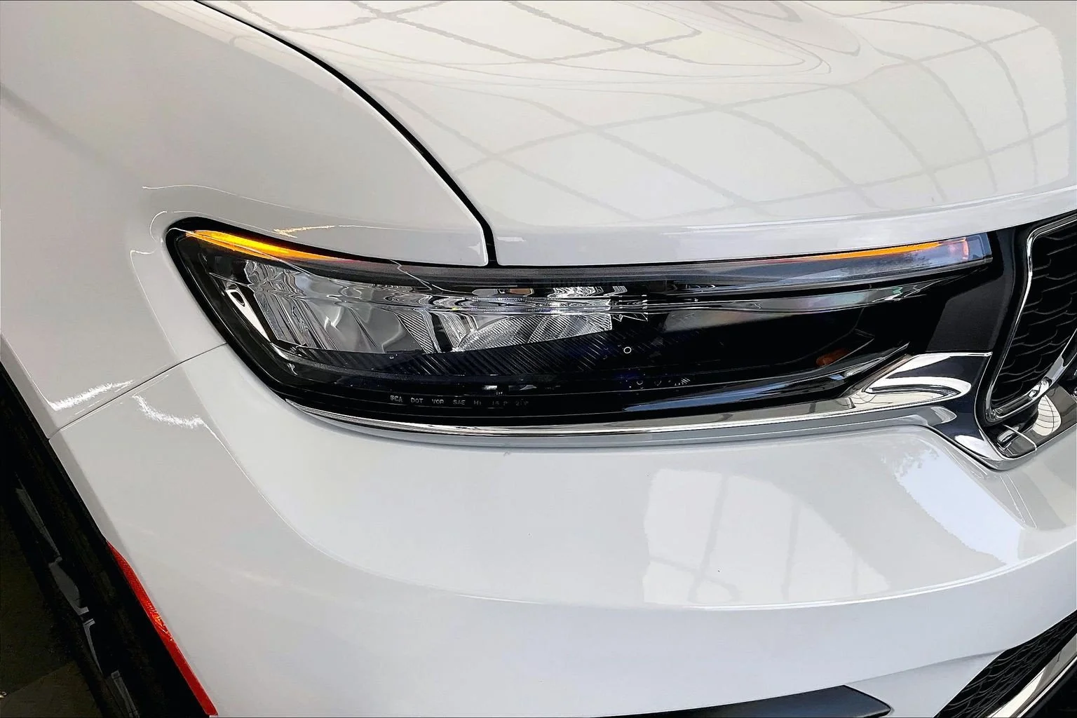 New 2027 PW7 Bright White Clear Coat Jeep Laredo X image 15