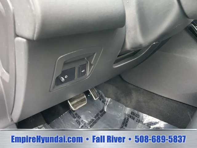 Used 2025  Land Rover Dynamic SE image 21