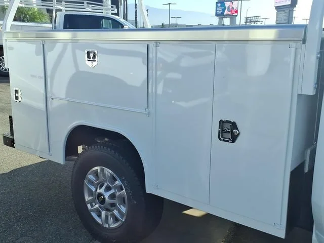 New 2026 Summit White Chevrolet WT image 7