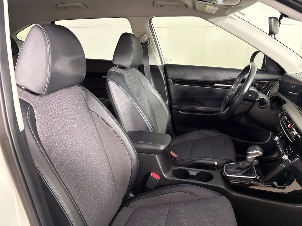 Used 2025 White Kia S image 18
