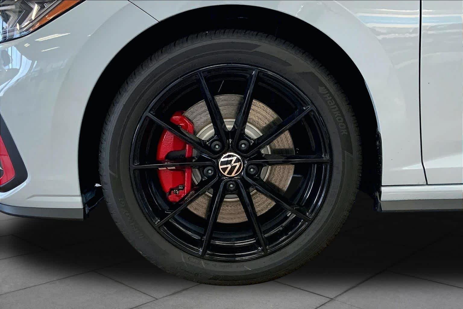 New 2026 Monument Gray w/Deep Black Roof Volkswagen Autobahn image 10