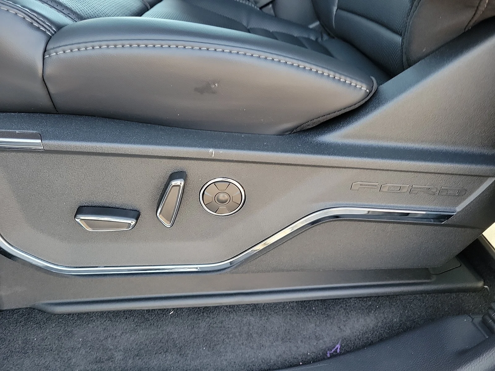 New 2026 Star White Metallic Tri-Coat Ford Platinum&reg; image 13
