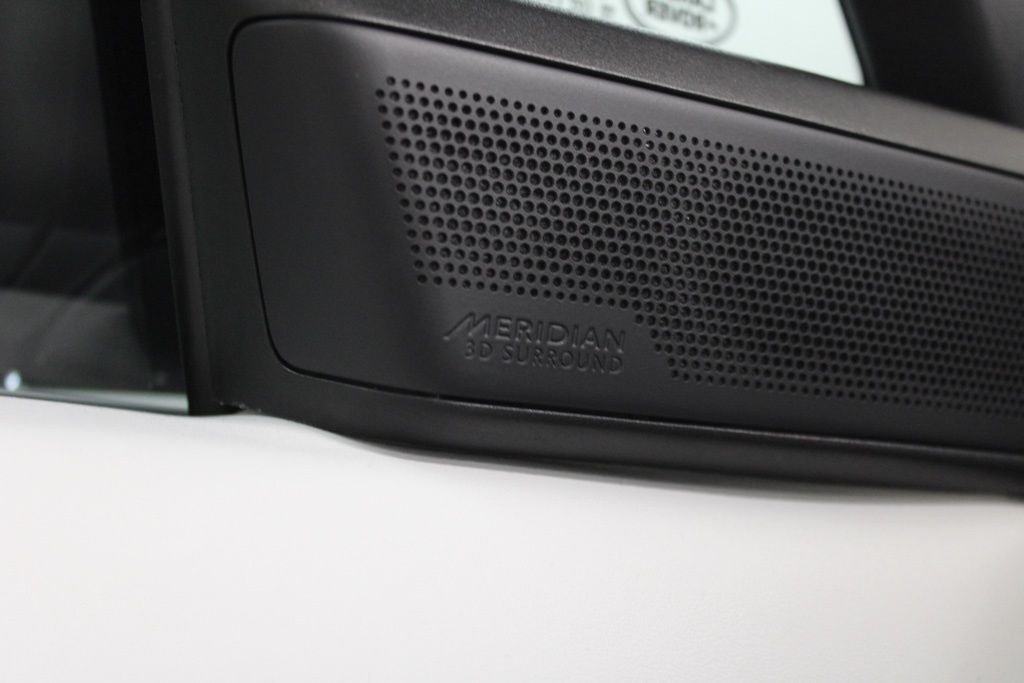 Used 2024  Land Rover SE image 17