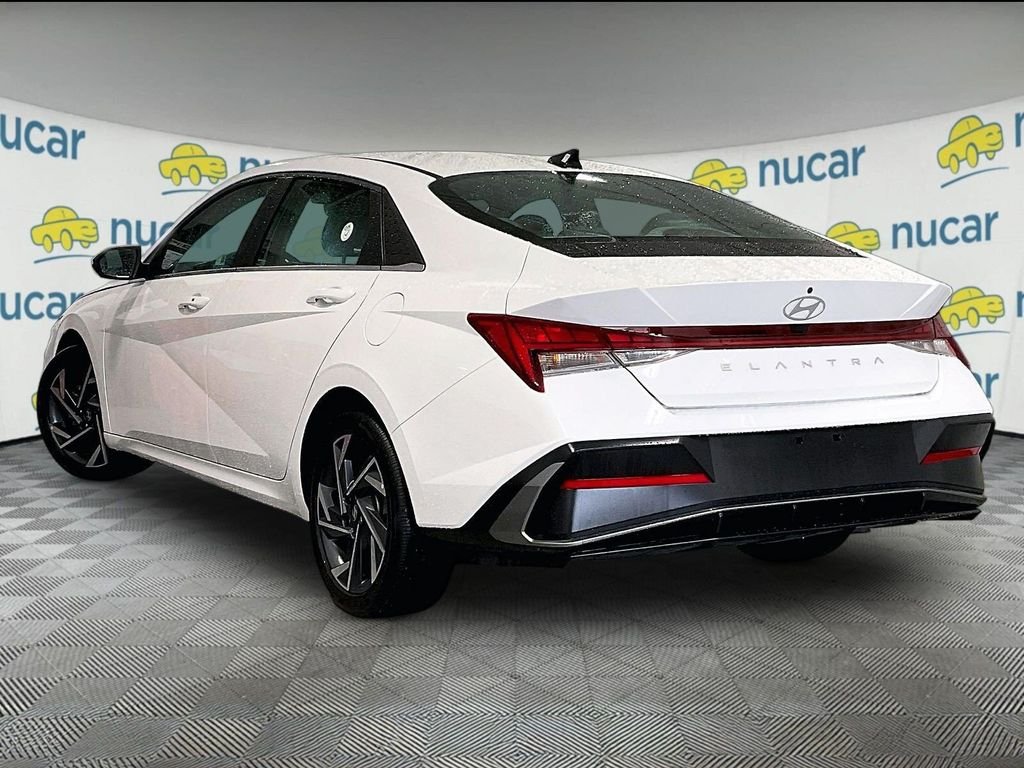 Used 2025 White Hyundai SEL Convenience image 4