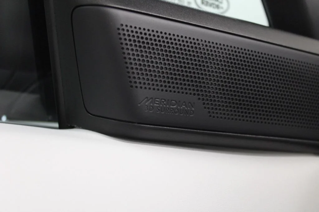 Used 2024 White Land Rover SE image 17