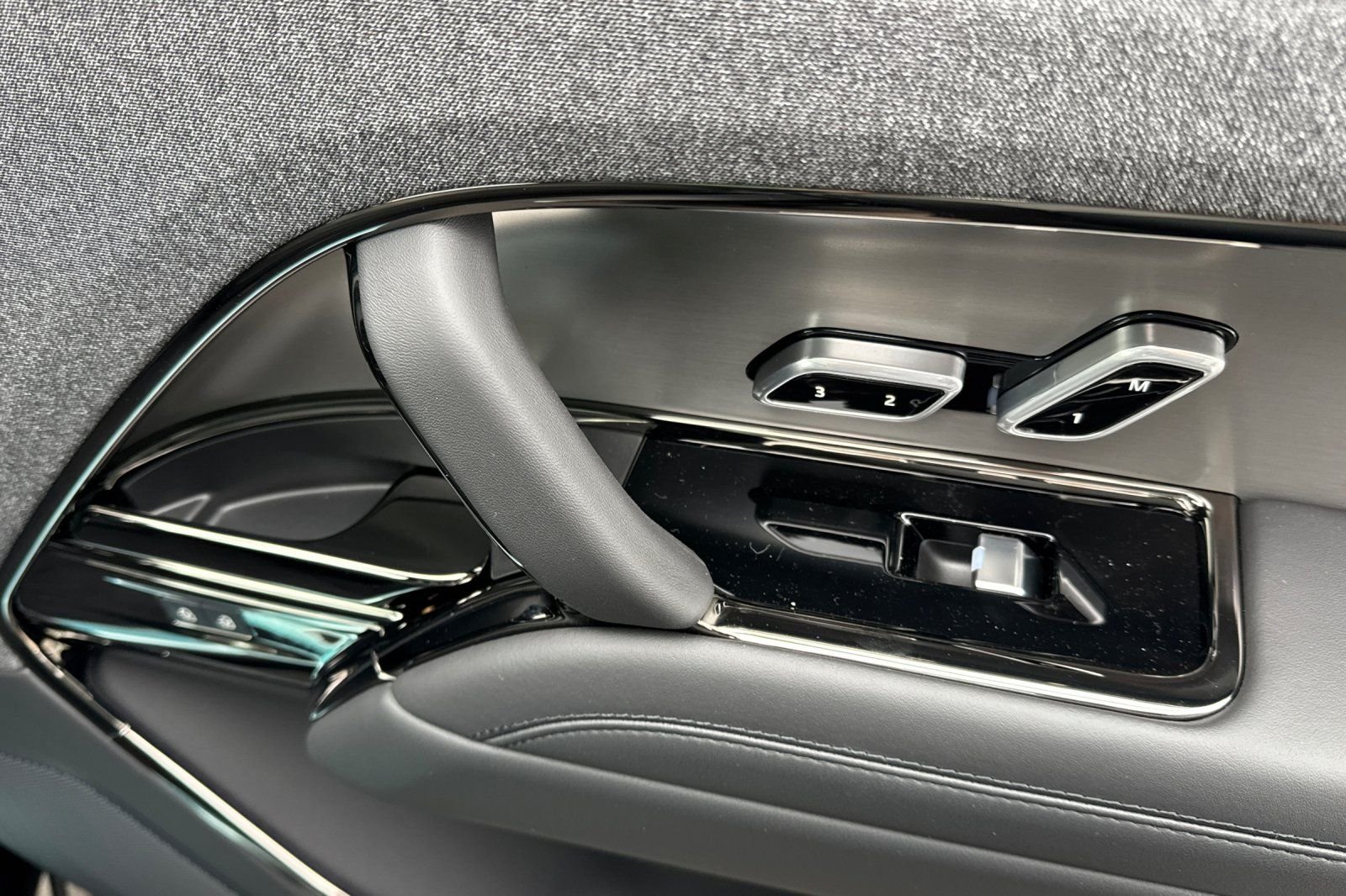 New 2026 Santorini Black Land Rover SE image 19