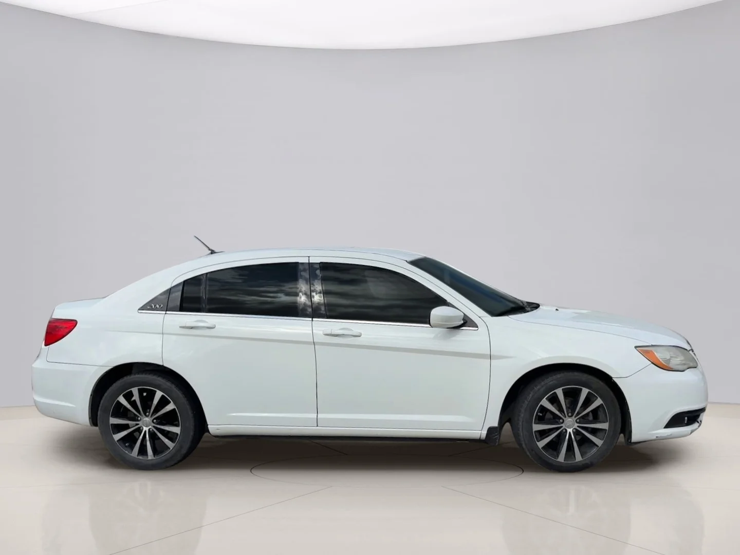 Used 2013 White Chrysler TOURING image 6