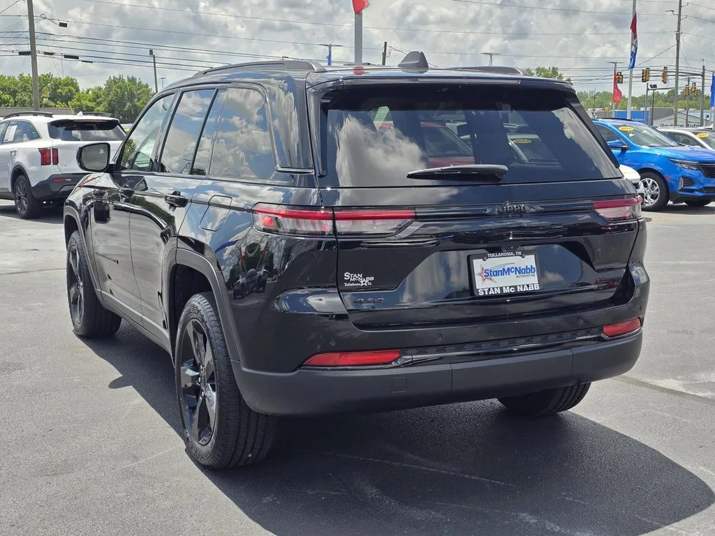 Used 2023 Diamond Black Crystal Pearlcoat Jeep Limited image 5